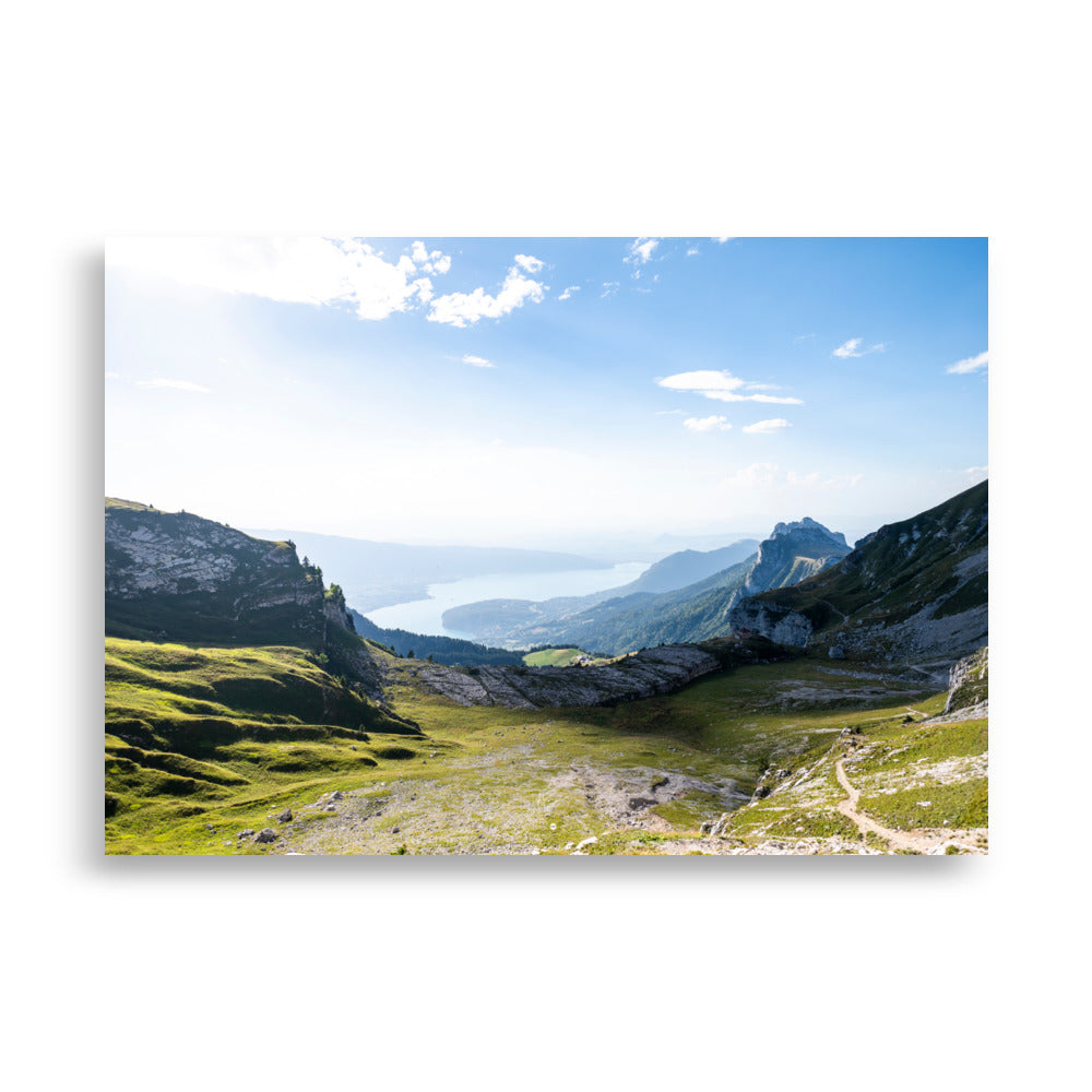 Poster 'Panorama' représentant une vue panoramique du lac d'Annecy en Haute-Savoie, capturant la tranquillité et la beauté naturelle du lieu.