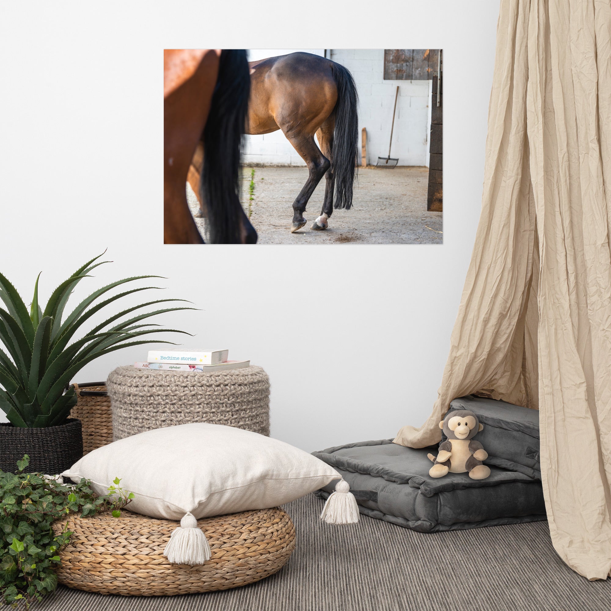 Photographie artistique 'Au repos dans l'écurie' dépeignant le mouvement gracieux d'un cheval, imprimée sur du papier de première qualité.