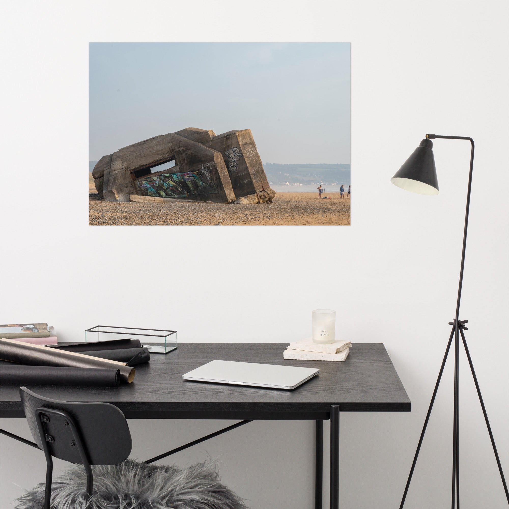 Photographie saisissante du 'Bunker de Biville', un vestige historique de la Seconde Guerre Mondiale, partiellement enseveli par le sable d'une plage du débarquement, imprimée sur papier de qualité supérieure.