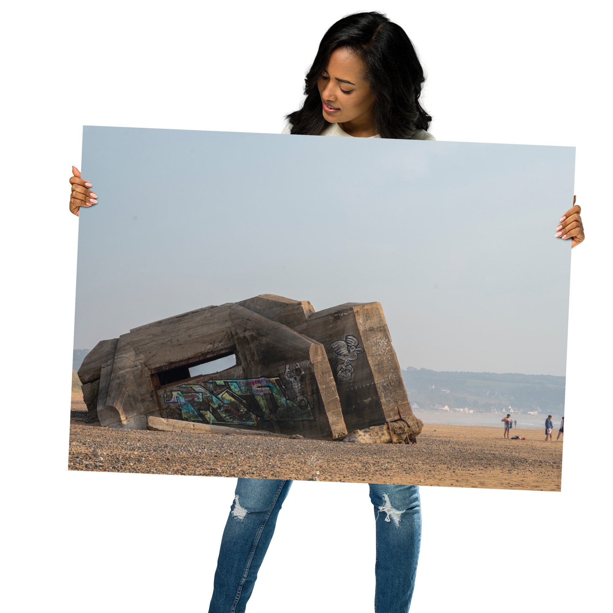 Photographie saisissante du 'Bunker de Biville', un vestige historique de la Seconde Guerre Mondiale, partiellement enseveli par le sable d'une plage du débarquement, imprimée sur papier de qualité supérieure.