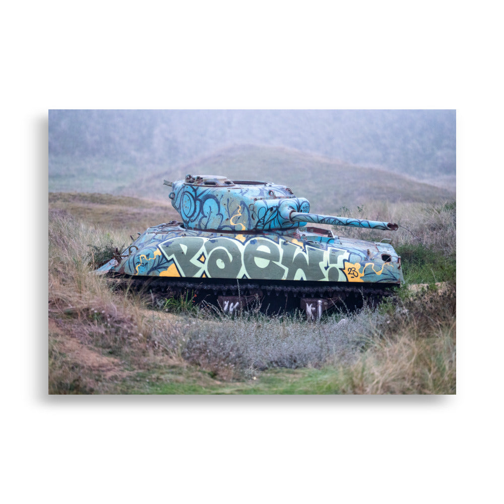 Image détaillée du 'Char Sherman', un vestige de guerre majestueusement capturé parmi les dunes, imprimé avec une précision exceptionnelle sur papier de qualité.