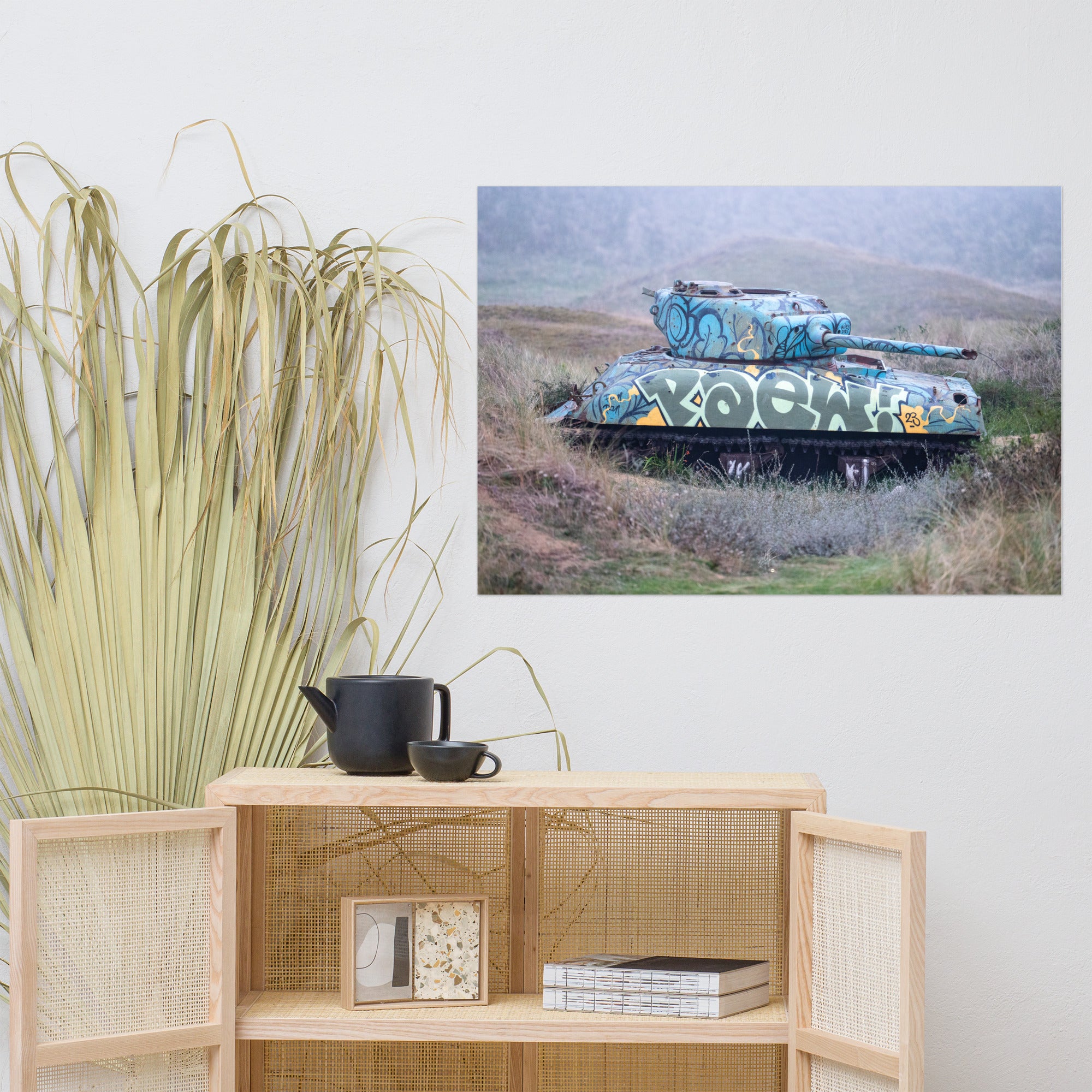 Image détaillée du 'Char Sherman', un vestige de guerre majestueusement capturé parmi les dunes, imprimé avec une précision exceptionnelle sur papier de qualité.