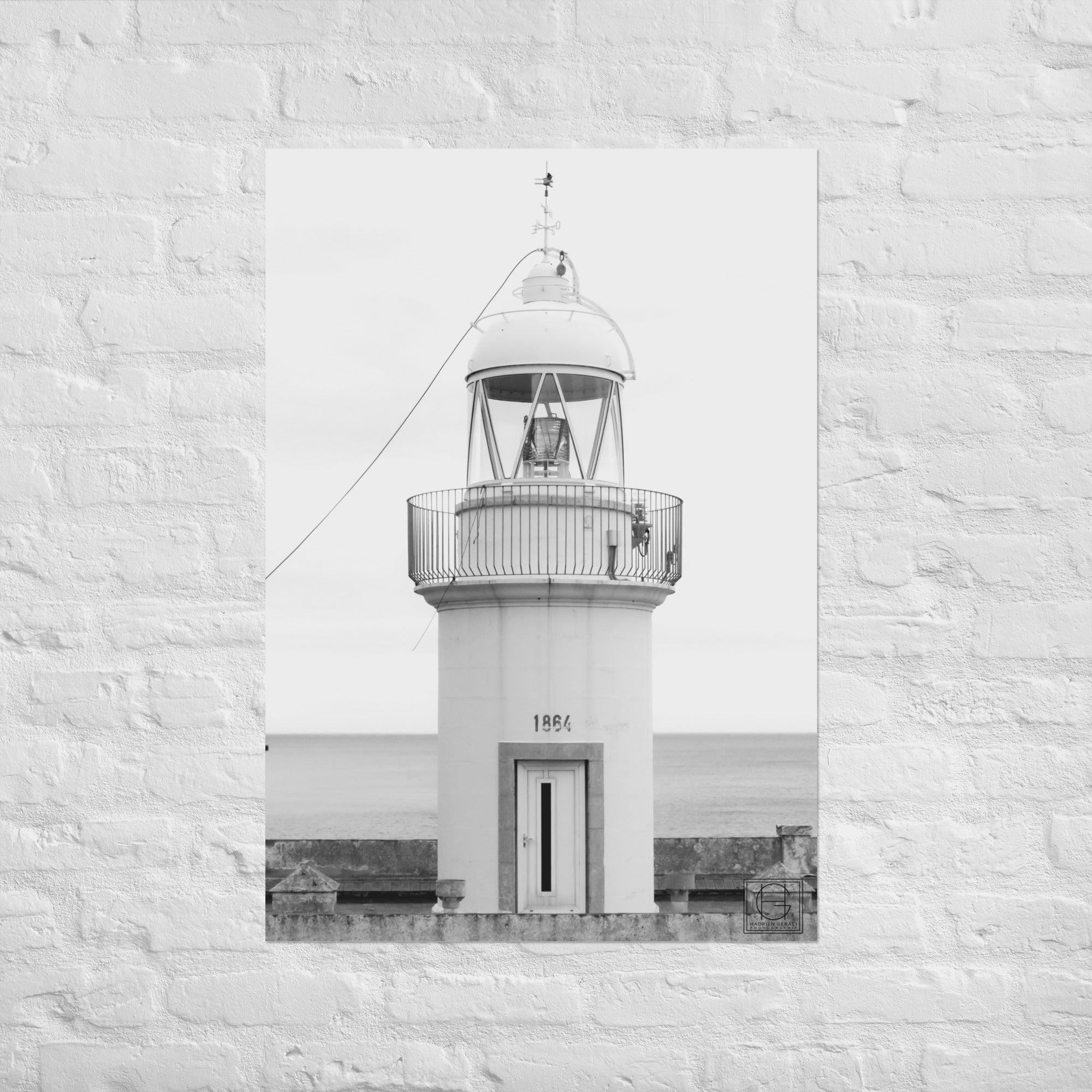 Vue sereine d'un phare historique se dressant contre le ciel azur, capturant l'essence de la tranquillité marine par le talentueux Hadrien Geraci.