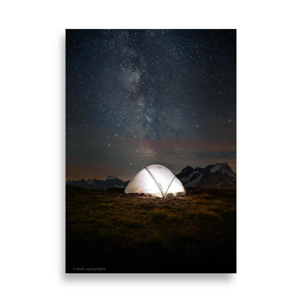 Tente illuminée en haute montagne avec la voie lactée en arrière-plan, photographiée par Brad_explographie.