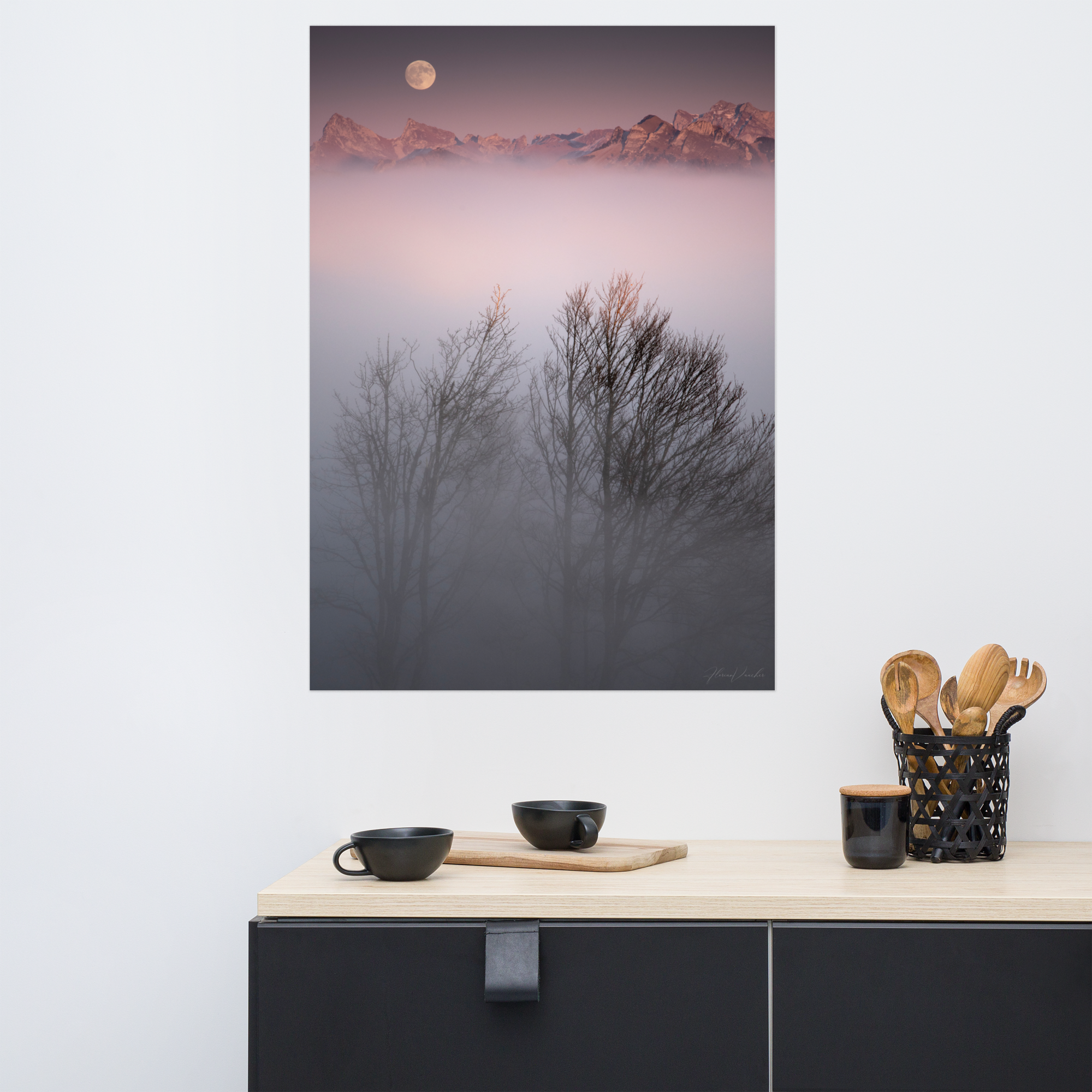 Deux arbres émergeant d'un brouillard mystique avec des montagnes lointaines et une lune radieuse en arrière-plan, une œuvre signée Florian Vaucher.