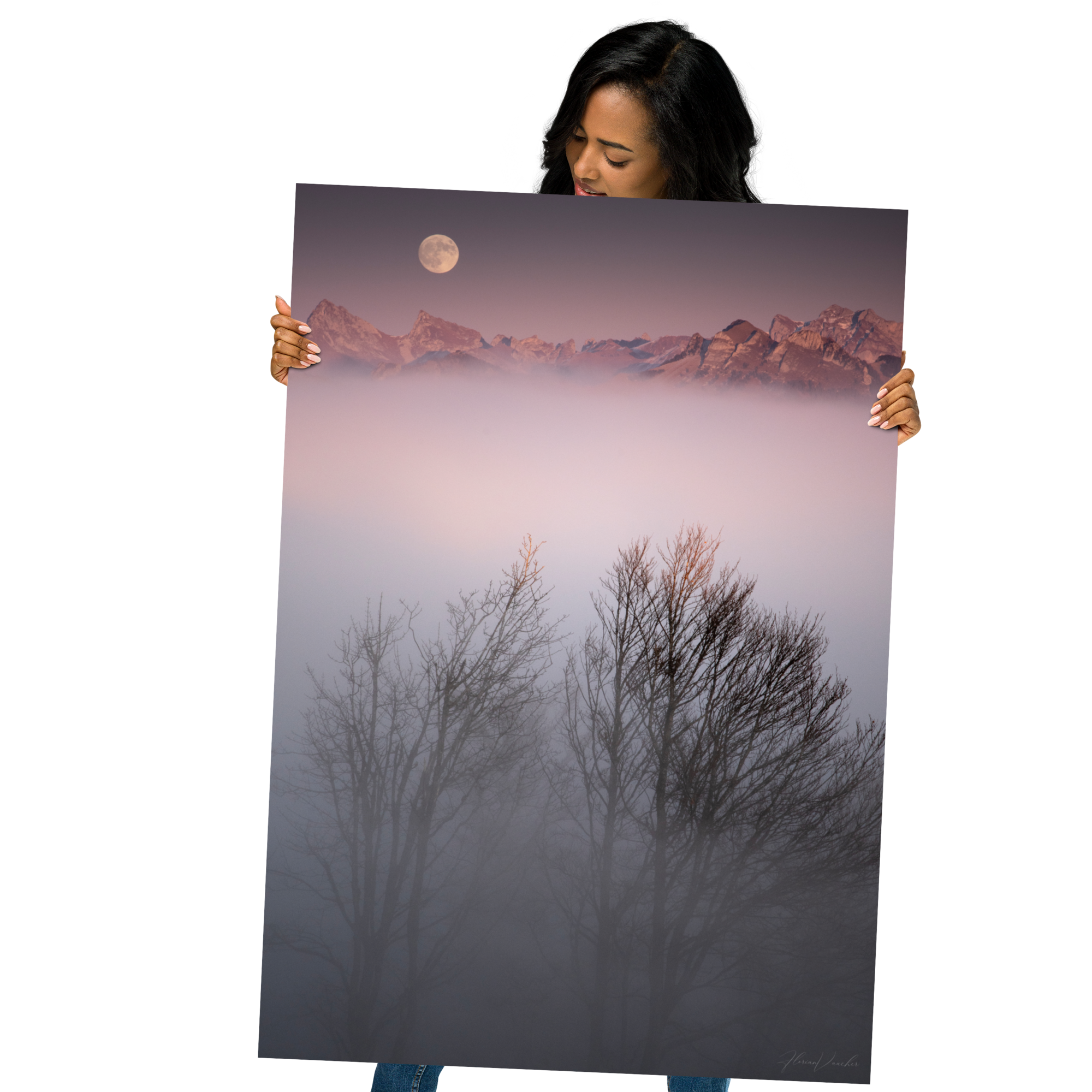 Deux arbres émergeant d'un brouillard mystique avec des montagnes lointaines et une lune radieuse en arrière-plan, une œuvre signée Florian Vaucher.