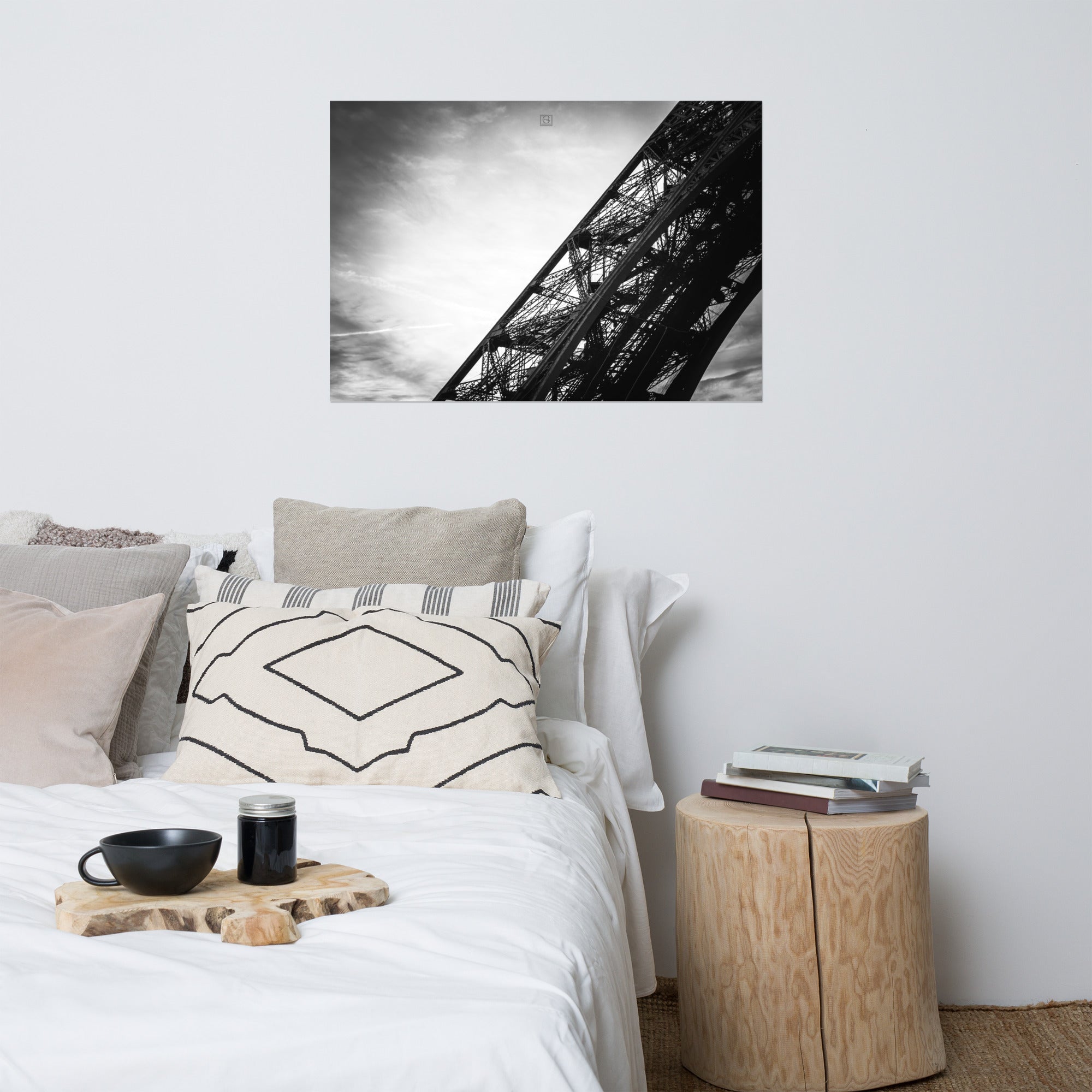 Photographie "Le ciel de fer" par Hadrien Geraci, base de la Tour Eiffel avec ciel dramatique