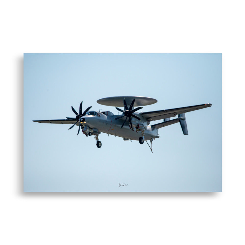 Photographie de l'avion de guerre 'HAWKEYE E-2C' équipé d'un radar sophistiqué, en plein vol.