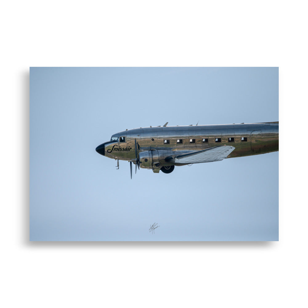 Poster vintage du Douglas DC-3 'Crossair', capturé par Yann Peccard, reflétant l'innovation et l'aventure des années 1930 avec une fidélité exceptionnelle.