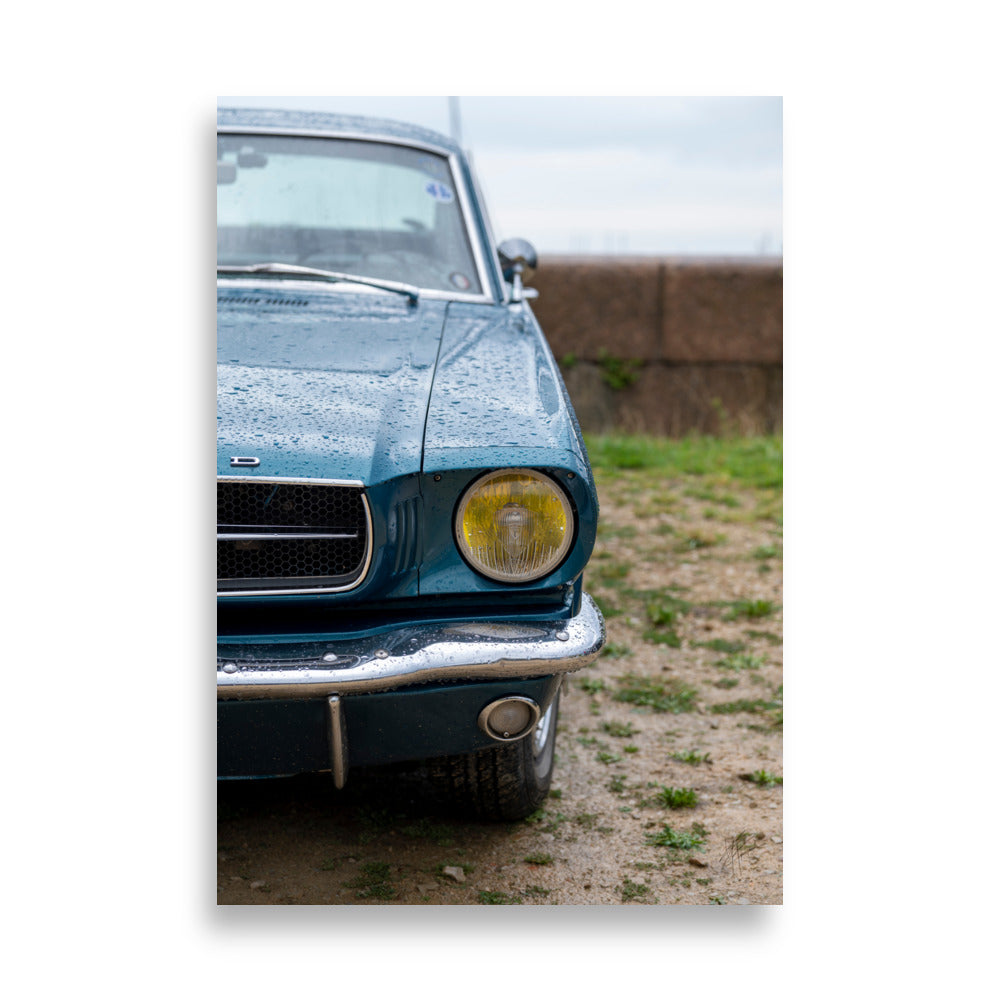 Photographie artistique 'Ford Mustang 1966' par Yann Peccard, mettant en vedette le phare jaune et la calandre chromée de la Mustang.