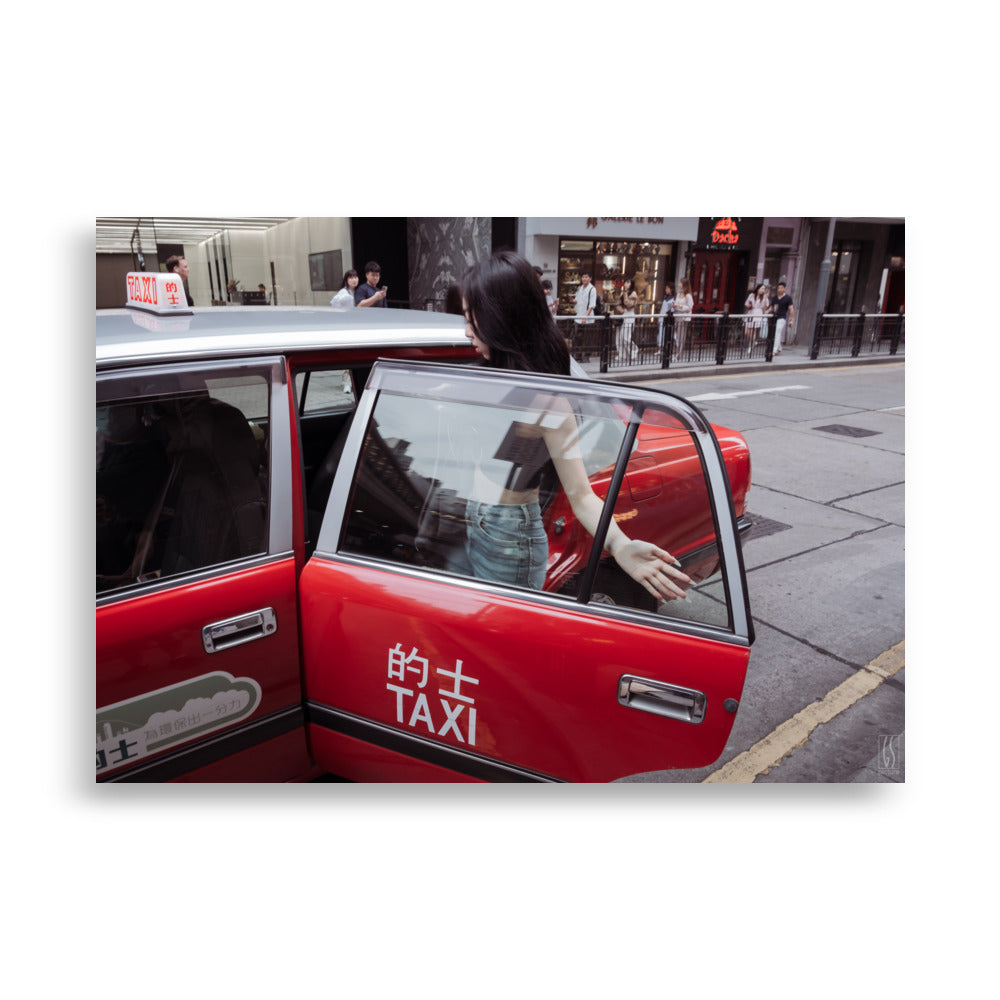 Posters et affiches photo de rue a Hong-Kong d'une femme qui monte dans un taxi rouge