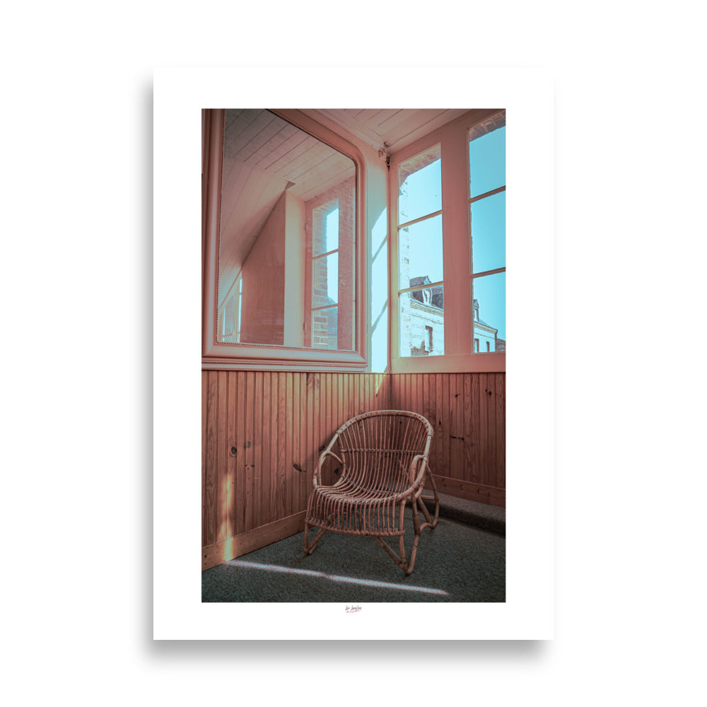 Poster photo artistique d'une chaise en bois vintage qui prend la lumière dans une pièce d'appartement.