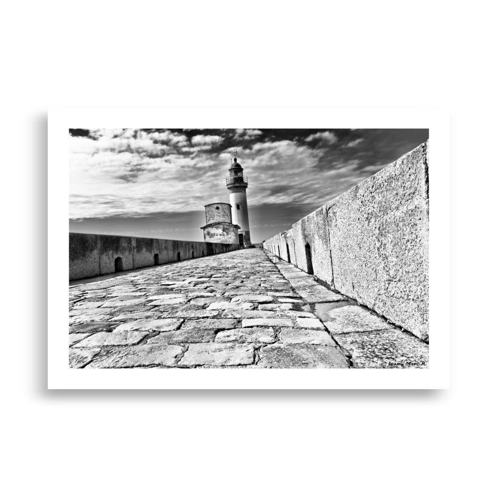 Poster photo noir et blanc d'un phare, photo prise a ras du sol. Affiche 70x100 