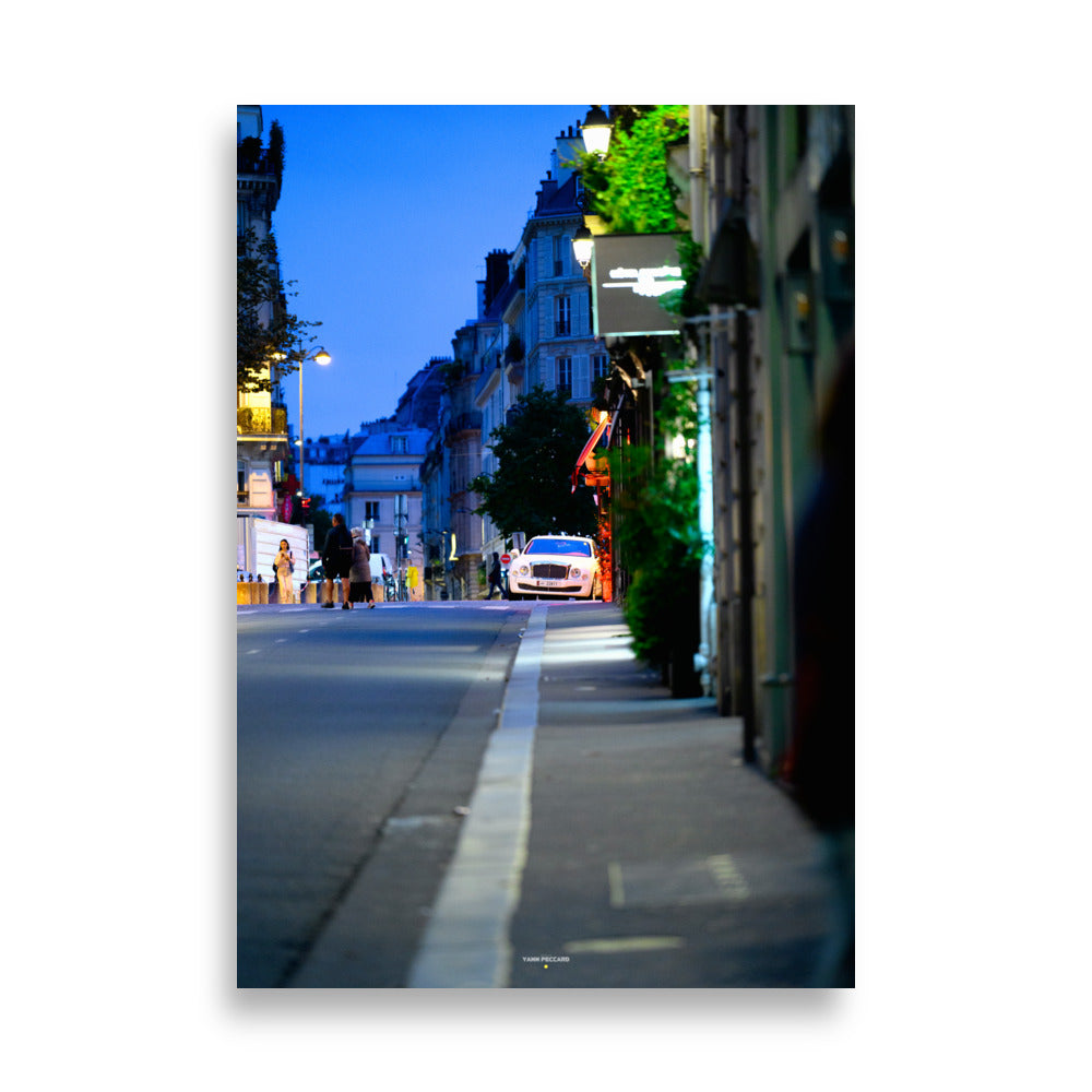 Poster photographie de rue - Plongez dans l'élégance nocturne de Paris avec cette photographie de luxe urbain. Un choix parfait pour sublimer un intérieur moderne et raffiné. - Yann Peccard - Affiche murale 70x100