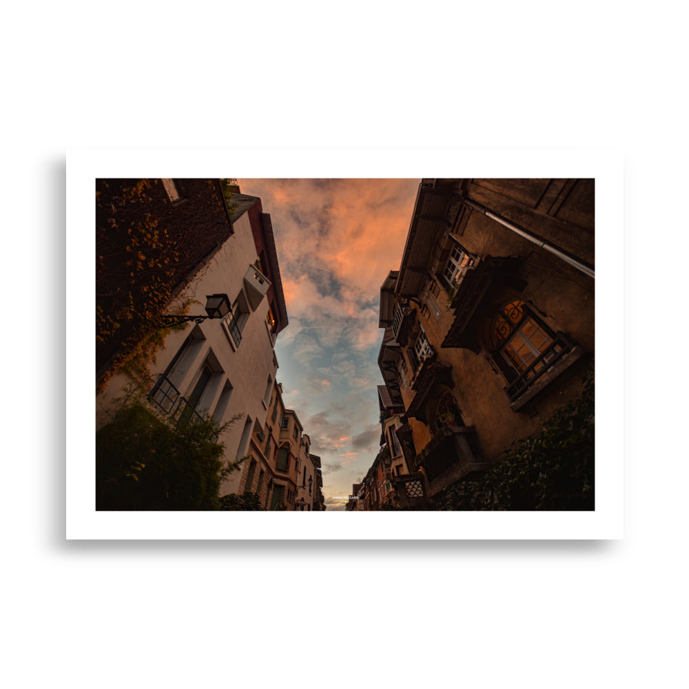 Poster photographie de paris - Plongez dans l'atmosphère paisible d'un quartier pavillonnaire parisien au crépuscule avec cette photographie captivante mêlant architecture et ciel pastel. - Yann Peccard - Affiche murale 70x100