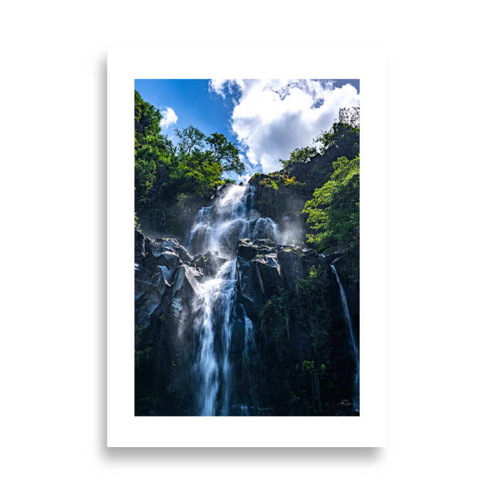 Poster photographie Cascade a la réunion - Découvrez la majesté de la nature avec cette photographie de cascade en pleine lumière. Une œuvre apaisante aux détails époustouflants, idéale pour votre intérieur. - Adrien Louraco - Affiche murale 70x100