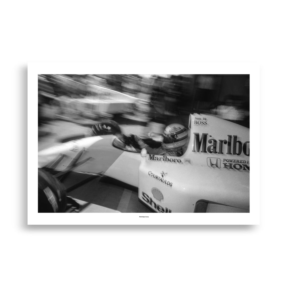 Poster photographie - "Découvrez Ayrton Senna en pleine action avec ce poster unique en noir et blanc, capturant l’intensité et la vitesse d’un moment légendaire en Formule 1." - Dominique Leroy - Affiche murale 70x100