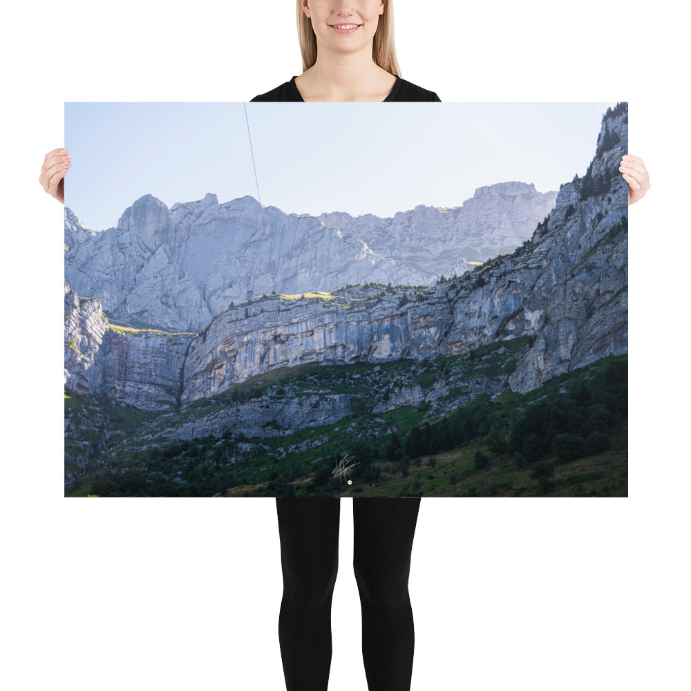 Photographie éclairée par le soleil de la face rocheuse du Massif de la Tournette, capturant sa majesté et sa splendeur.