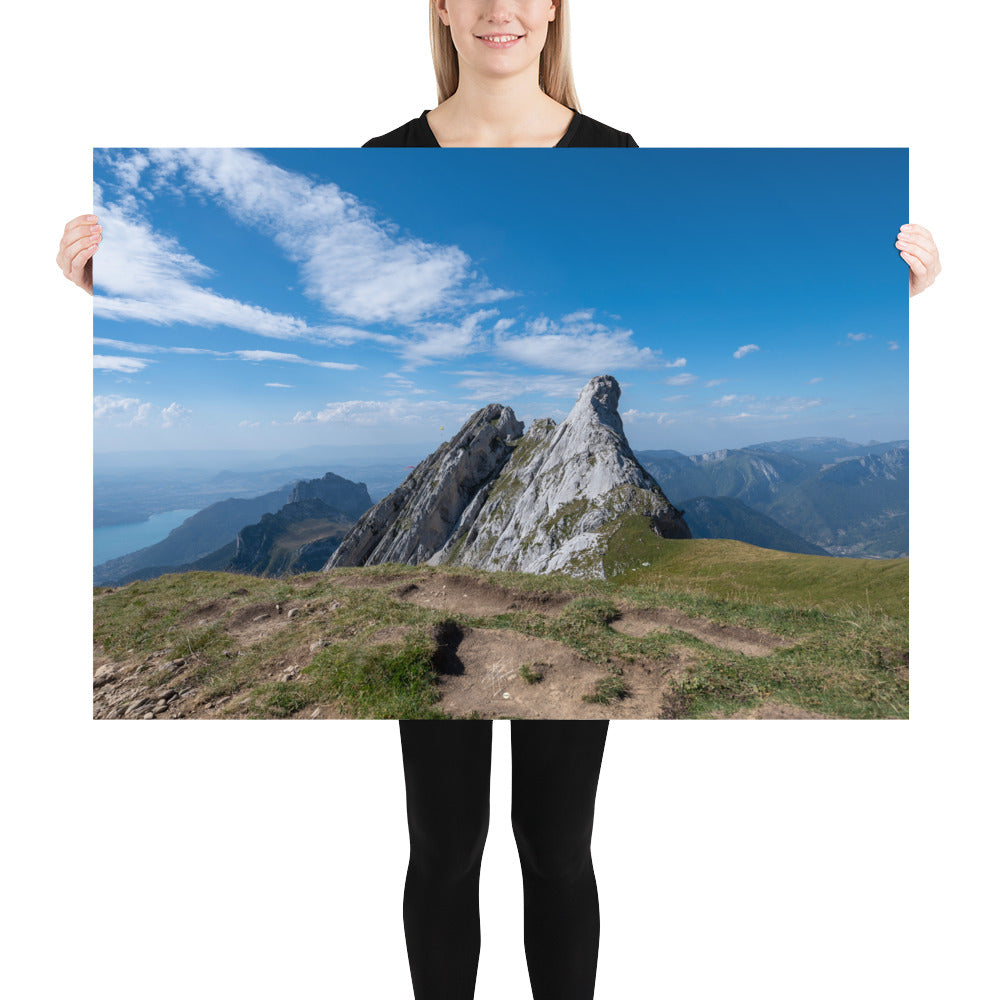 Photographie du poster 'La Tournette N02', montrant une scène pittoresque des montagnes et du lac d'Annecy en Haute-Savoie.