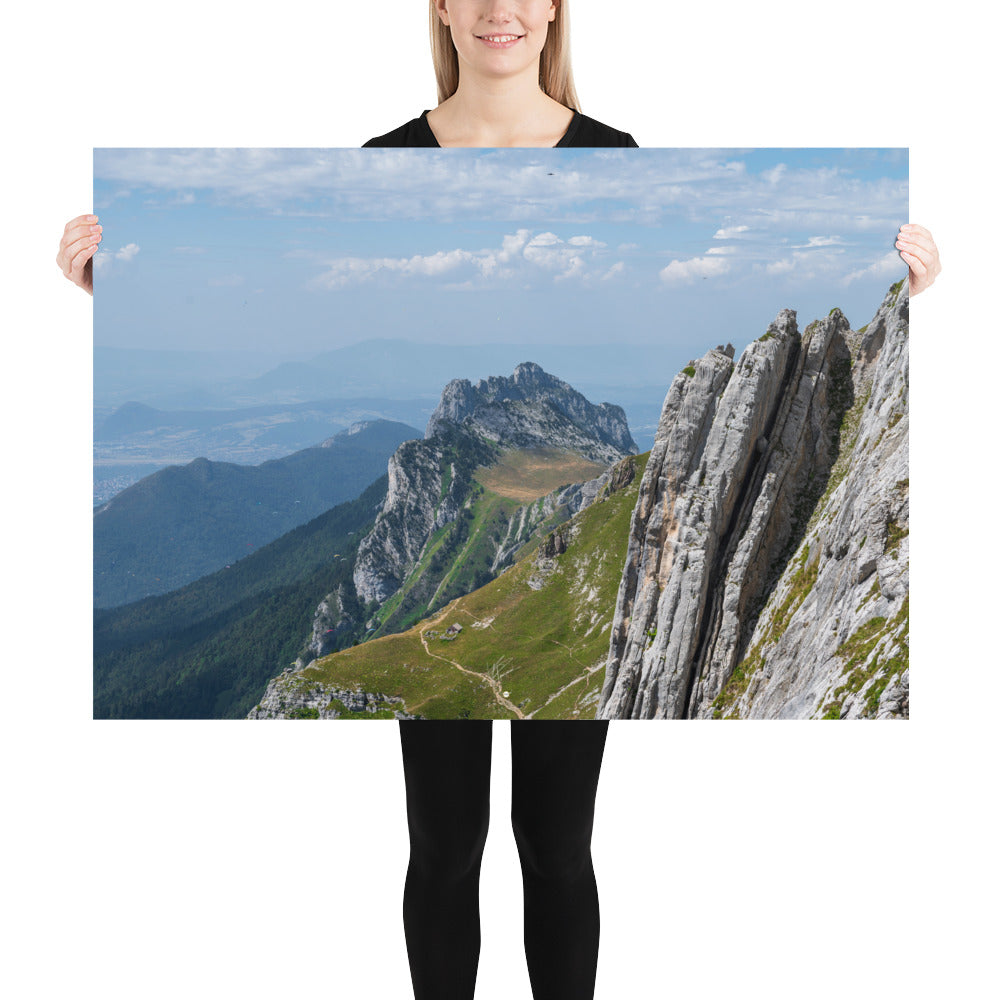 Vue panoramique du poster 'La Tournette N04', présentant un sentier de haute montagne et le lac d'Annecy en Haute-Savoie.