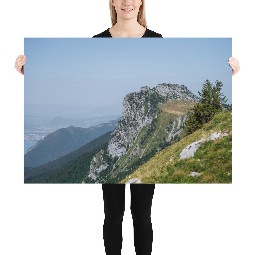 Vue panoramique du poster 'La Tournette N05', montrant une scène vertigineuse sur le flanc d'une montagne en Haute-Savoie.