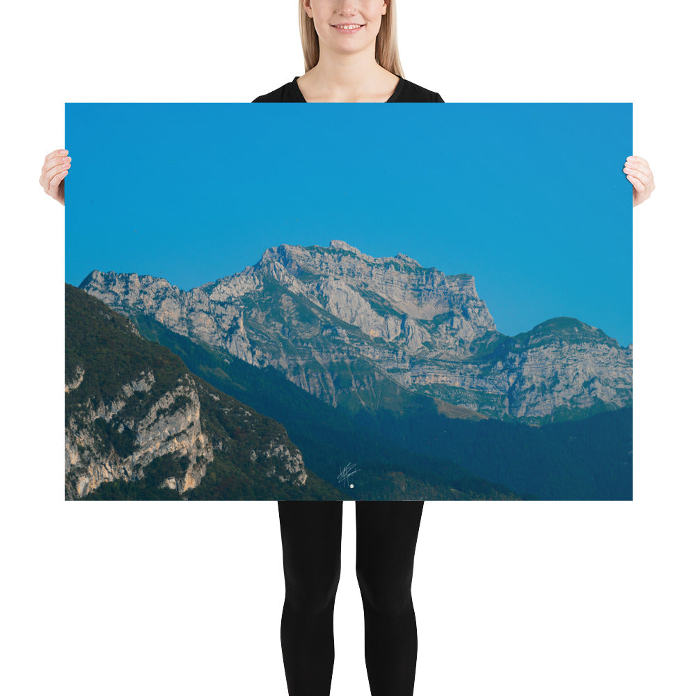 Photographie du poster 'Le Massif de la Tournette N04', offrant une vue spectaculaire sur le massif de la Tournette depuis le pied de la montagne en Haute-Savoie.