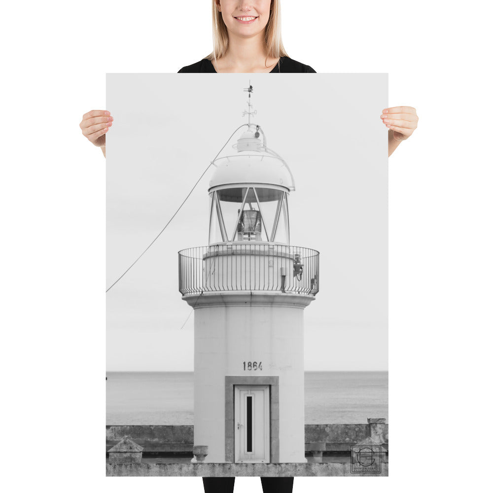 Vue sereine d'un phare historique se dressant contre le ciel azur, capturant l'essence de la tranquillité marine par le talentueux Hadrien Geraci.