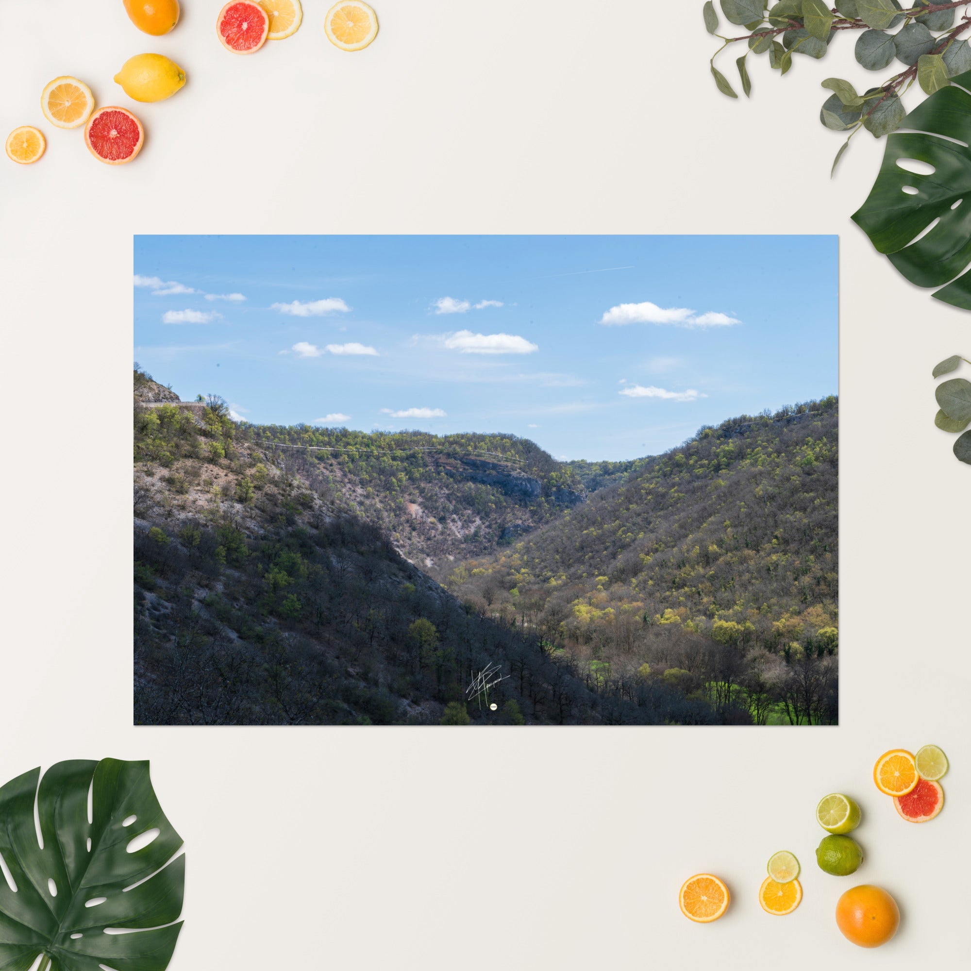 Vue panoramique de la vallée de Rocamadour en Dordogne, illustrant la beauté pittoresque et sereine du paysage, idéale pour apporter une ambiance naturelle à votre intérieur.