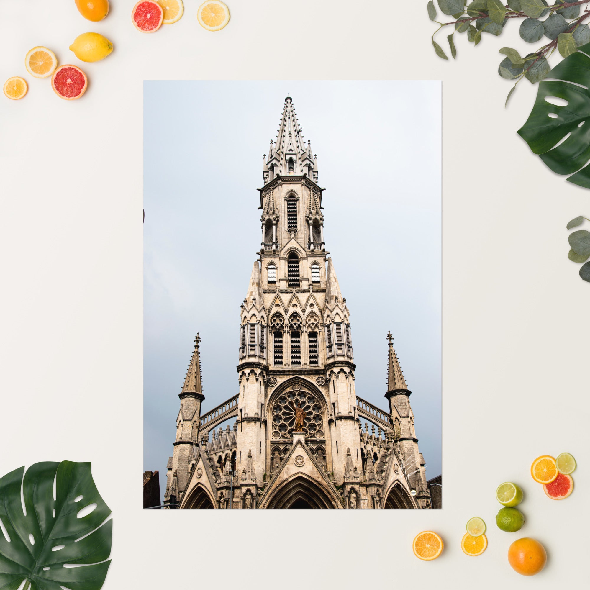 Photographie mettant en avant la face avant de l'Église catholique du Sacré-Cœur-de-Jésus à Lille, avec une attention particulière aux détails architecturaux, évoquant sa grandeur et sa beauté intemporelle.