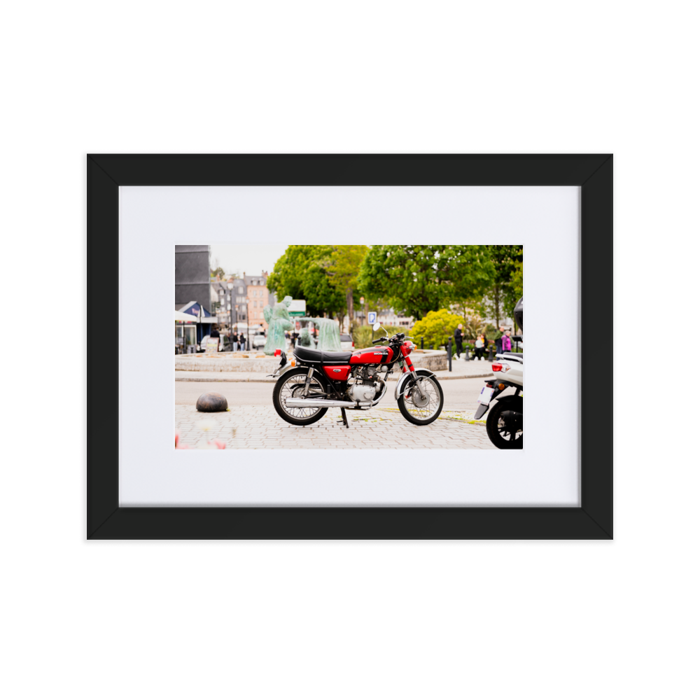 Poster d'une Honda CB 125 K5 rouge, photographiée en pleine après-midi à Honfleur