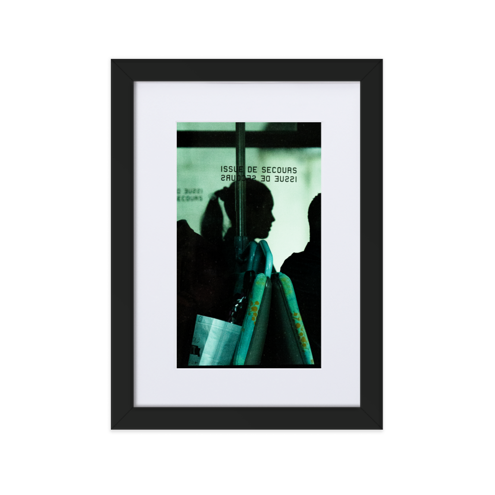 Poster de photographie de la silhouette d'un visage de femme capturée à travers les vitres du bus.