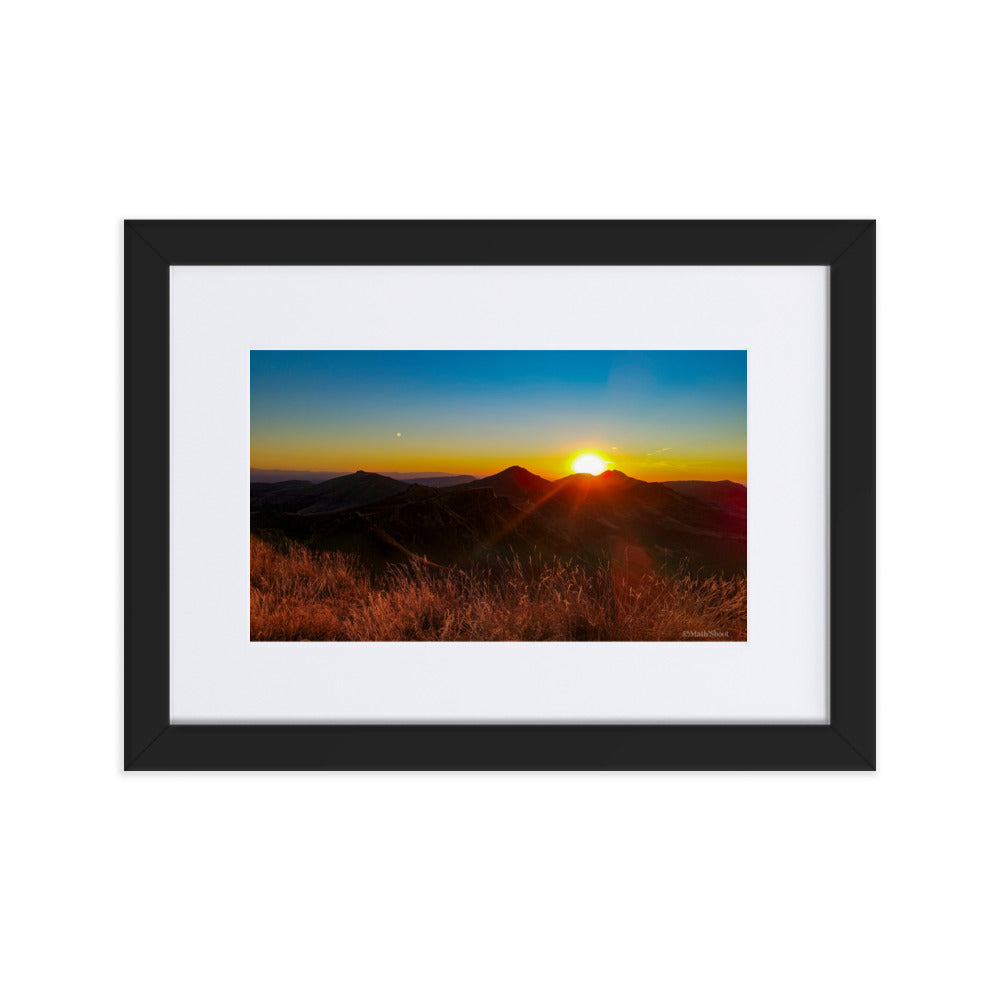 Poster encadré 'Coucher d'été' montrant un paysage montagneux du Cantal au coucher du soleil, avec des sommets silhouettés sous un ciel rougeoyant, signé par Math Shoot Fr.