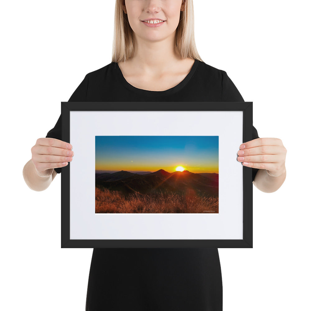 Poster encadré 'Coucher d'été' montrant un paysage montagneux du Cantal au coucher du soleil, avec des sommets silhouettés sous un ciel rougeoyant, signé par Math Shoot Fr.