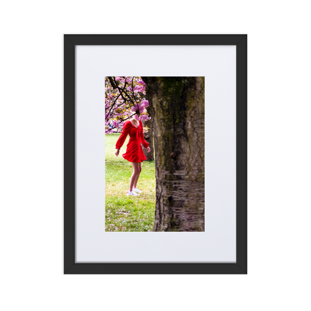 Poster - Le chaperon rouge – Photographie de femme dans la rue – De la photographie murale et des posters unique au monde. La boutique de posters créée par Yann Peccard un Photographe français.