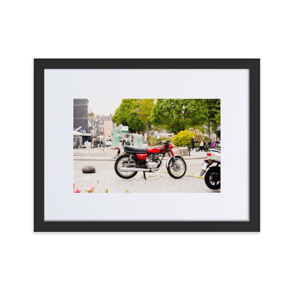 Poster d'une Honda CB 125 K5 rouge, photographiée en pleine après-midi à Honfleur