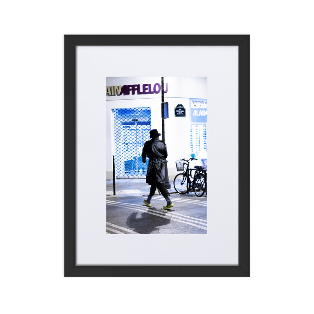 Poster de la photographie "Photo de rue 21", capture d'un homme au style unique dans le 4ème arrondissement de Paris.