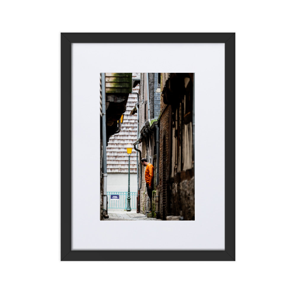 Poster de rue capturant la beauté d'un passage médiéval dans la ville de Pont-Audemer, avec une réplique de la Tour Eiffel.