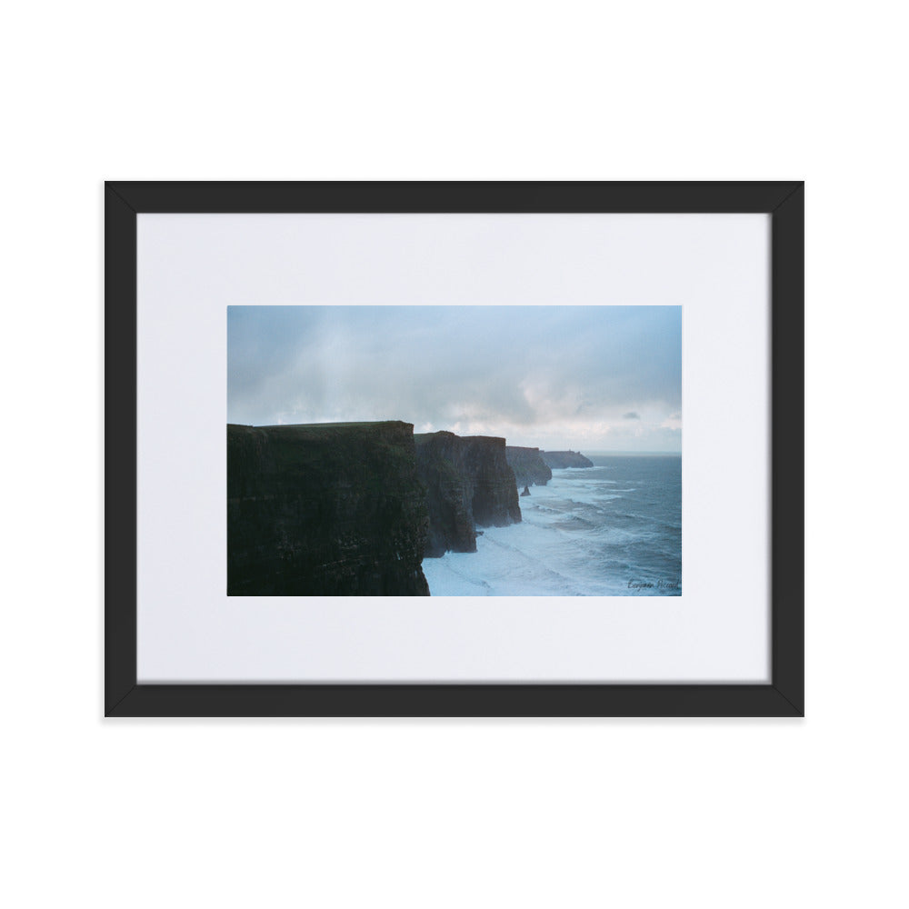 Poster photographique 'Falaise de Moher' par Benjamin Peccard, mettant en lumière les falaises irlandaises majestueuses face à l'océan, capturant un moment où la force naturelle et la sérénité se rencontrent, élevant esthétiquement chaque espace par la beauté de la nature sauvage.