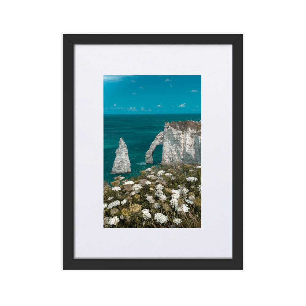 Vue panoramique des falaises d'Étretat avec la mer déchaînée en premier plan, encadrée élégamment en bois d'ayous, une œuvre photographique signée Charles Coley.