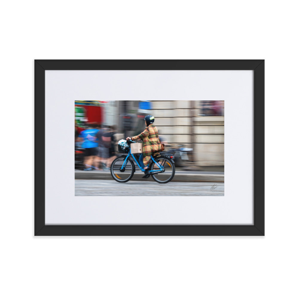 Photographie 'Vélo Paris' de Yann Peccard, illustrant un cycliste en mouvement dans un décor urbain coloré et dynamique.