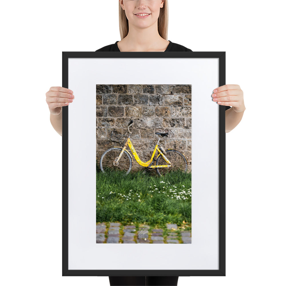 Poster encadré 'Naufrage' montrant un vélo en libre-service jaune récupéré de la Seine, avec des marques de rouille, symbolisant la transformation et le temps écoulé.