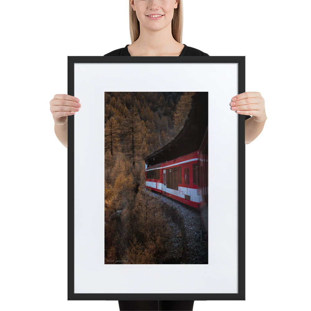 Train rouge serpentant à travers une forêt d'automne, photographié depuis un wagon avec une vue plongeante par Brad_explographie.