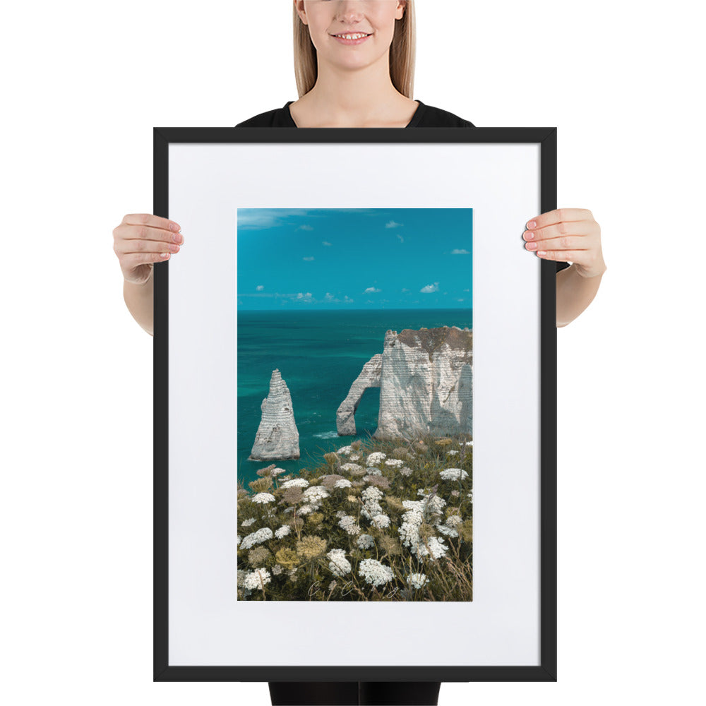 Vue panoramique des falaises d'Étretat avec la mer déchaînée en premier plan, encadrée élégamment en bois d'ayous, une œuvre photographique signée Charles Coley.