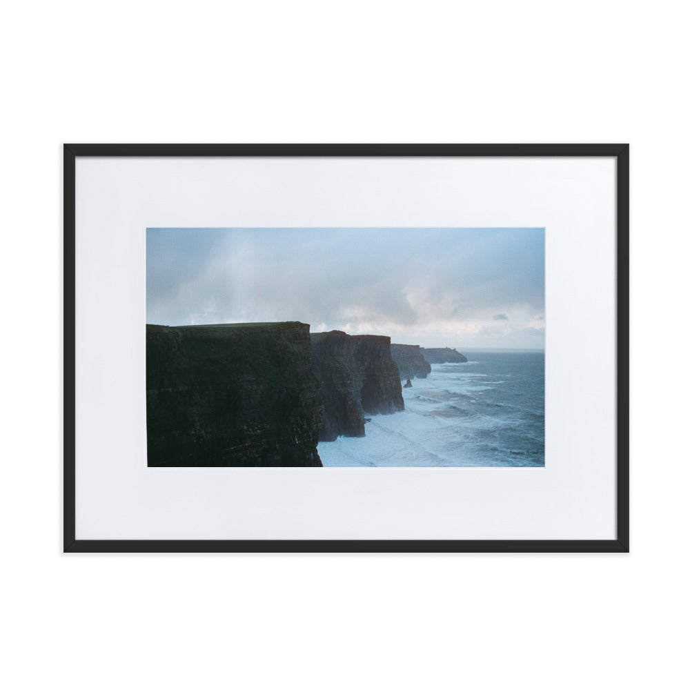 Poster photographique 'Falaise de Moher' par Benjamin Peccard, mettant en lumière les falaises irlandaises majestueuses face à l'océan, capturant un moment où la force naturelle et la sérénité se rencontrent, élevant esthétiquement chaque espace par la beauté de la nature sauvage.