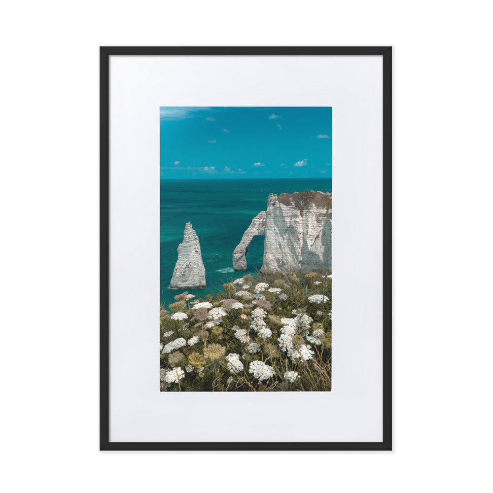 Vue panoramique des falaises d'Étretat avec la mer déchaînée en premier plan, encadrée élégamment en bois d'ayous, une œuvre photographique signée Charles Coley.