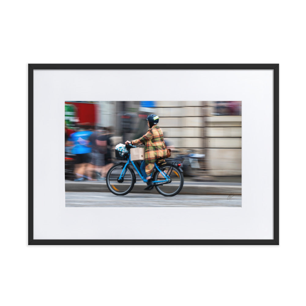 Photographie 'Vélo Paris' de Yann Peccard, illustrant un cycliste en mouvement dans un décor urbain coloré et dynamique.