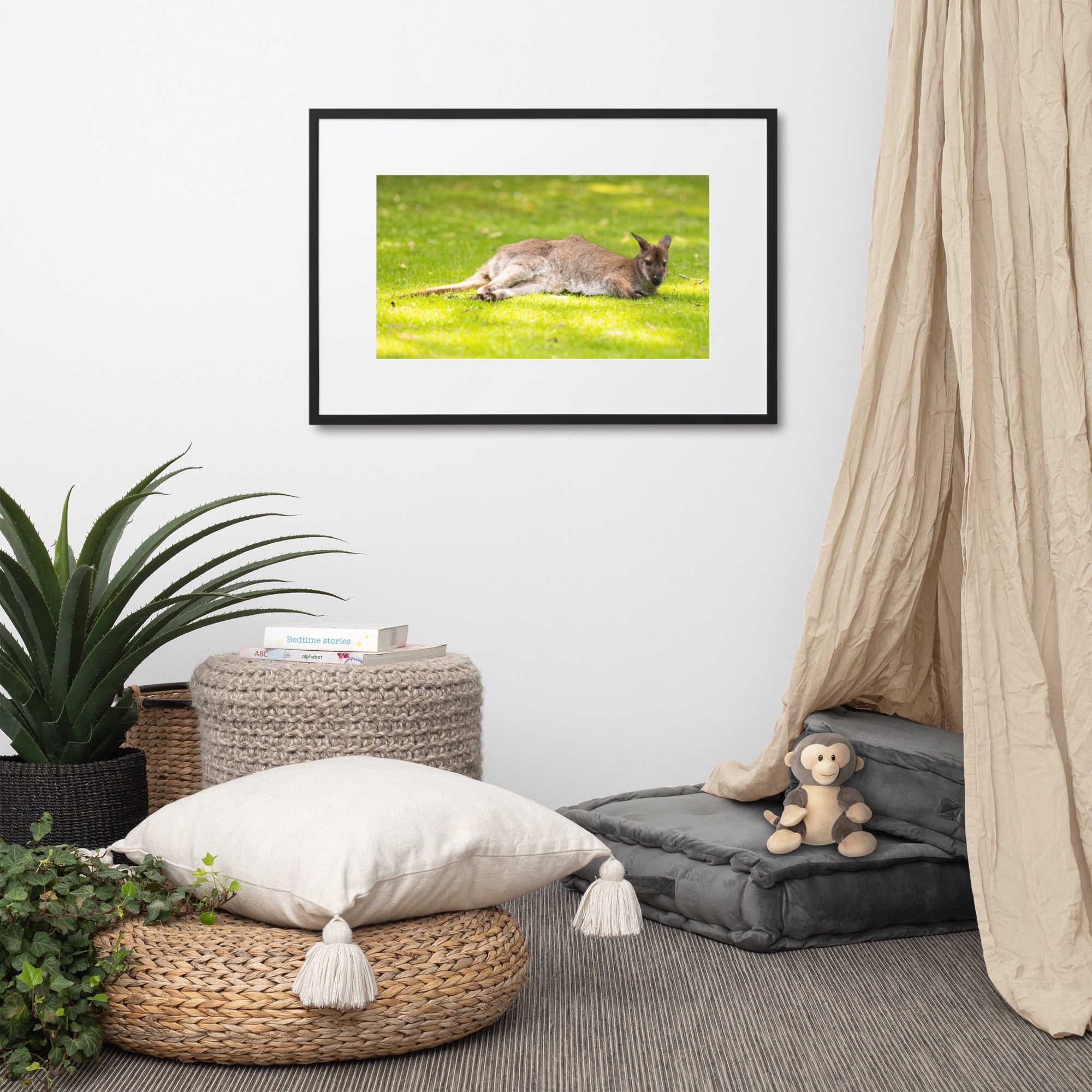 Poster animalier mettant en vedette un wallaby de Bennett reposant paisiblement dans son environnement naturel.