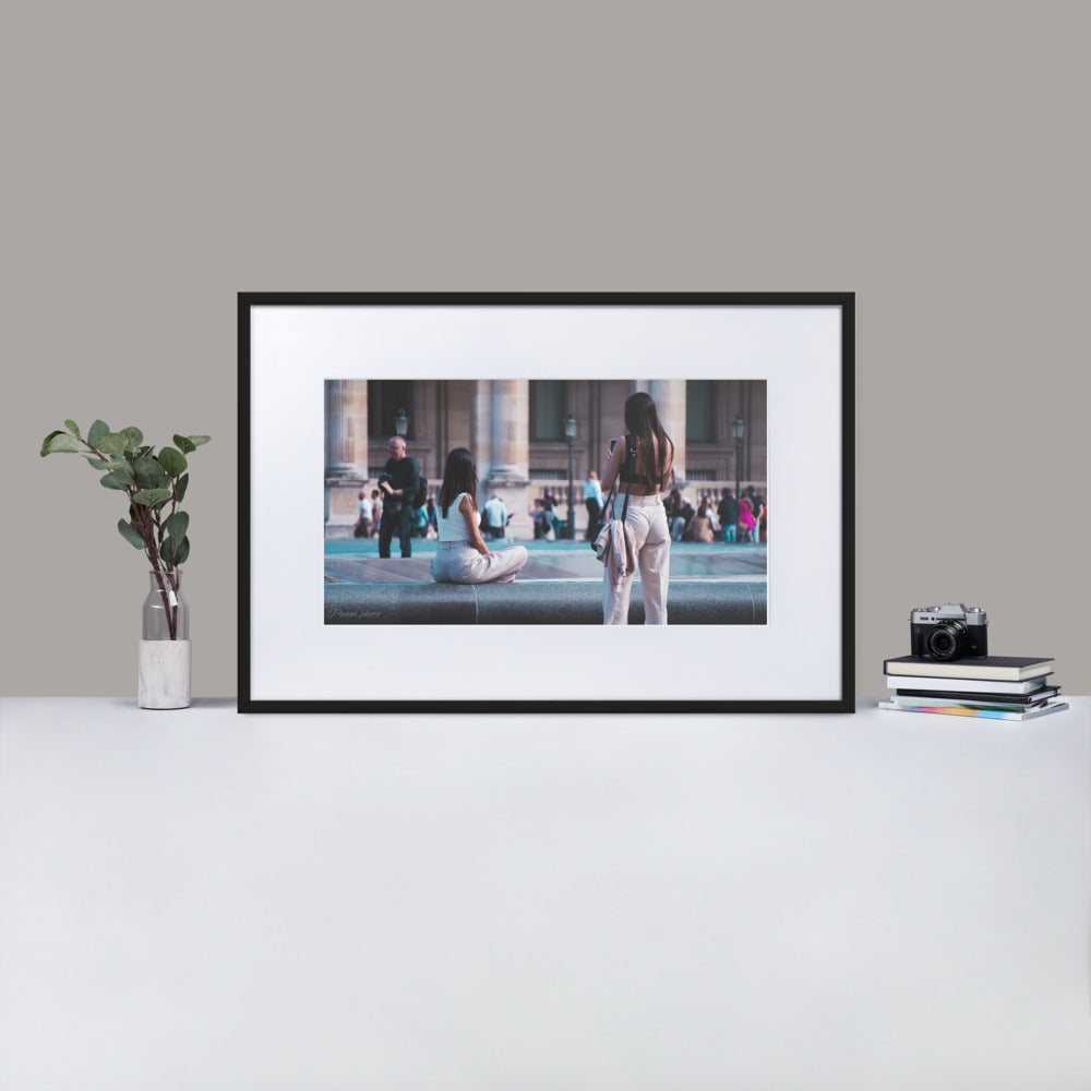 Photographie 'Mesdames' par Pamm.Photo montrant deux jeunes femmes dans une scène quotidienne près du Louvre à Paris, symbolisant l'amitié et la beauté des moments spontanés.