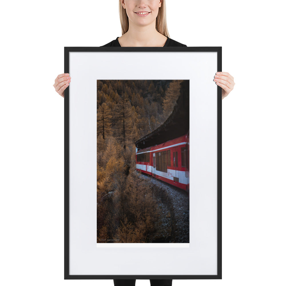 Train rouge serpentant à travers une forêt d'automne, photographié depuis un wagon avec une vue plongeante par Brad_explographie.