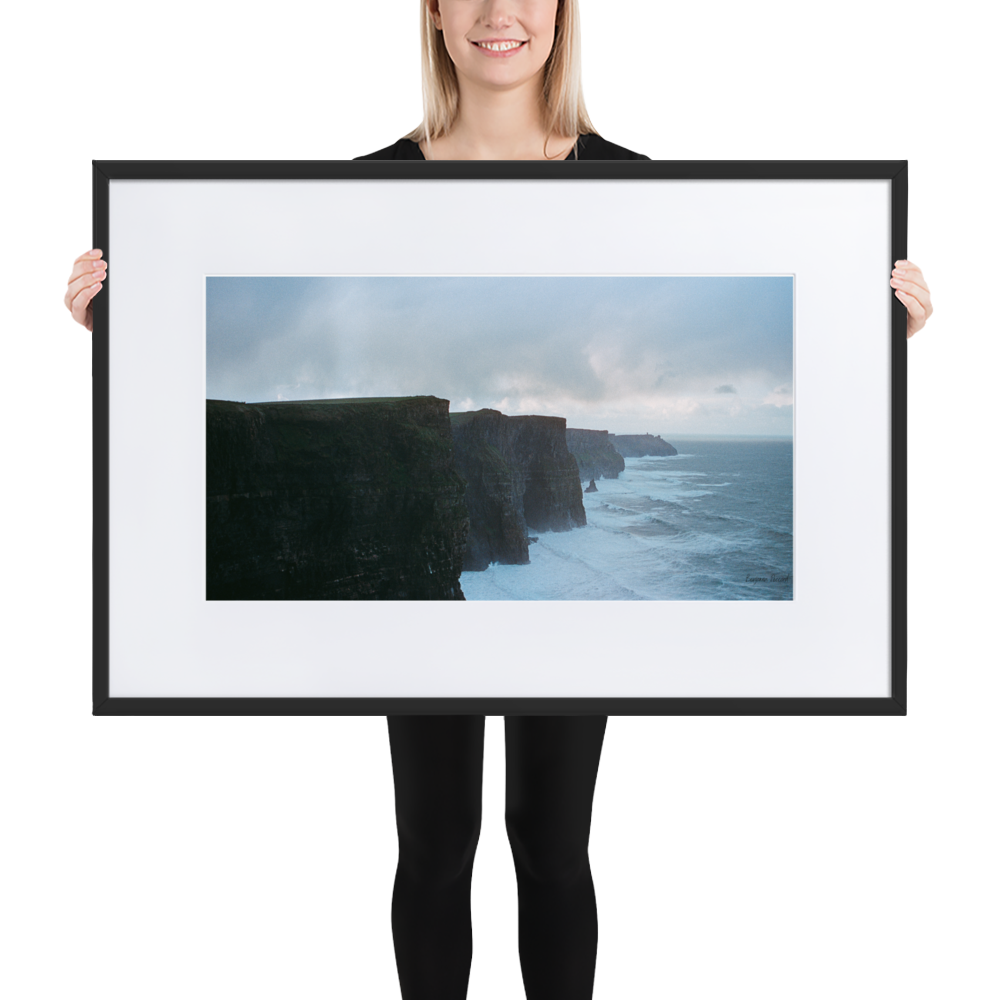 Poster photographique 'Falaise de Moher' par Benjamin Peccard, mettant en lumière les falaises irlandaises majestueuses face à l'océan, capturant un moment où la force naturelle et la sérénité se rencontrent, élevant esthétiquement chaque espace par la beauté de la nature sauvage.